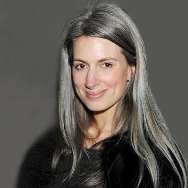 Sarah Harris come&ccedil;ou a ficar com os cabelos grisalhos naturalmente aos 16 anos e ela resolveu assumir o tom