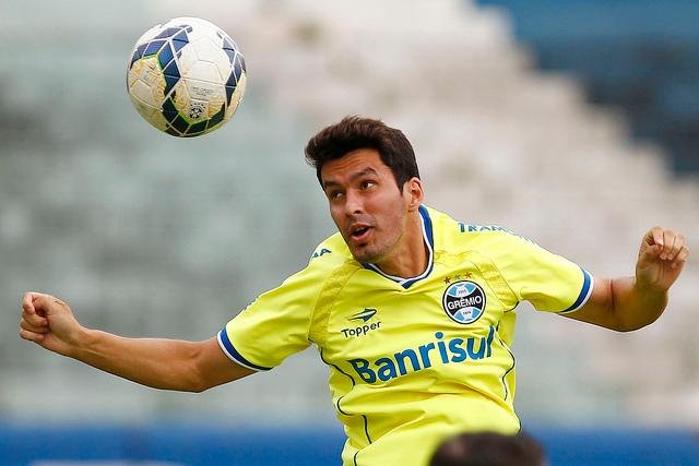 Jogador dever&aacute; atuar apenas parte do amistoso contra o Peru e embarcar para Porto Alegre