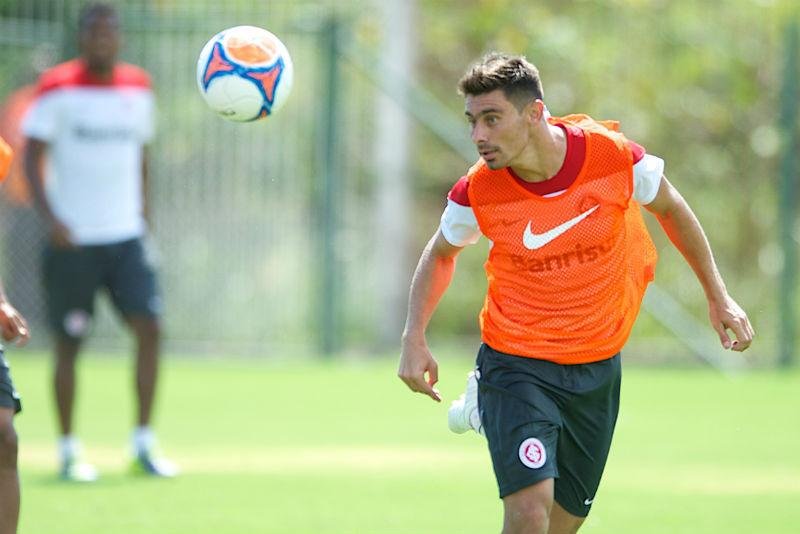 Alex participa de treino em campo reduzido do Inter  