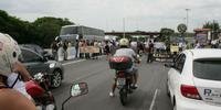 Taxistas e familiares protestaram em São Leopoldo