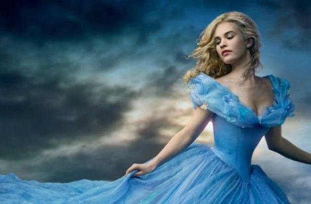 Lily James, da s&eacute;rie Downton Abbey, interpreta Cinderela