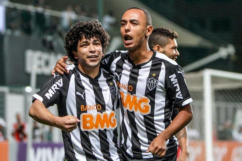 Com vit&oacute;ria de 4 a 0, Galo ultrapassou a dupla Gre-Nal e entrou no G4