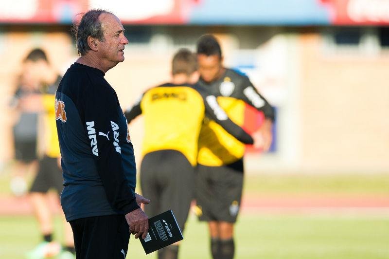 Levir faz elogios a Jemerson e o compara a Otamendi