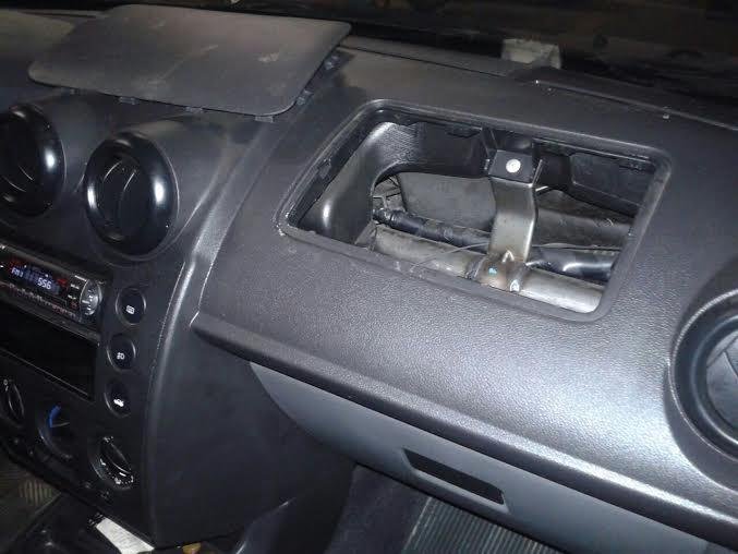 Painel do carro onde a droga estava escondida