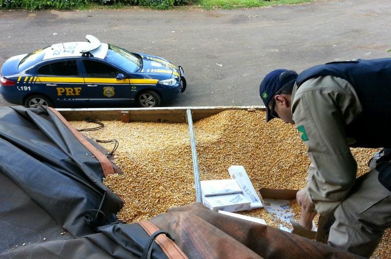 Carga estava escondida num caminh&atilde;o carregado de milho