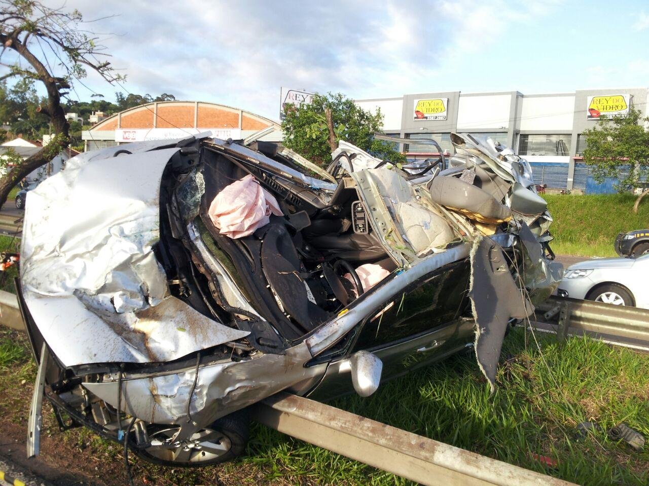 Ve&iacute;culo ficou totalmente destru&iacute;do em cima dos guard rail do canteiro central da rodovia