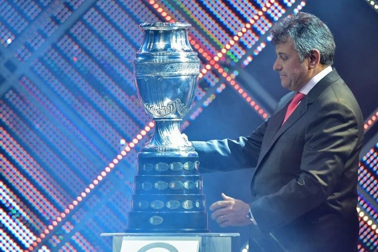Presidente da Associa&ccedil;&atilde;o de Futebol do Uruguai, atual campe&atilde;o do torneio, com a ta&ccedil;a