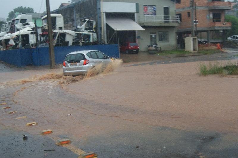 Forte chuva provocou alagamentos em pelo menos tr&ecirc;s bairros do munic&iacute;pio 