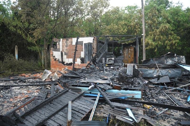 Invasores espalharam l&iacute;quido inflam&aacute;vel e atearam fogo no local