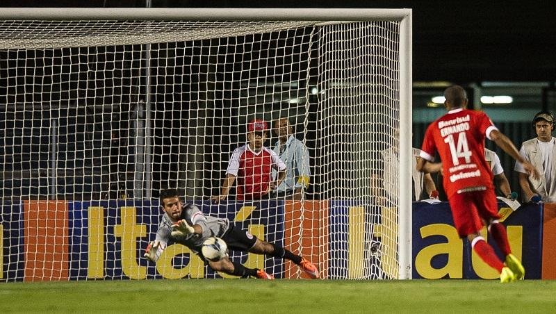 Alisson quer Inter brigando o jogo inteiro contra Palmeiras