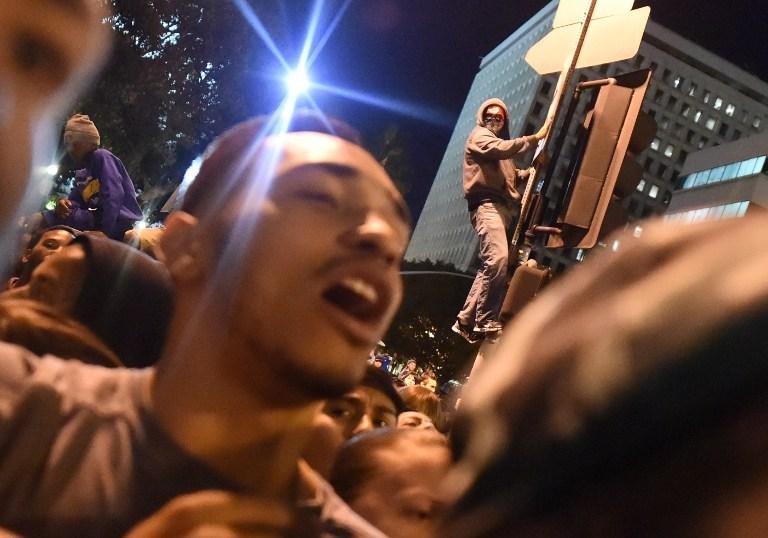 Pol&iacute;cia prende manifestantes em Nova Iorque durante protestos por Ferguson