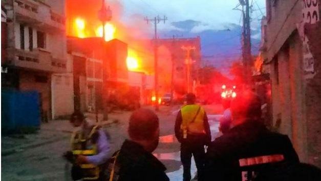 Inc&ecirc;ndio em f&aacute;brica na Col&ocirc;mbia deixa tr&ecirc;s mortos e 12 feridos