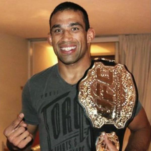 Ga&uacute;cho Fabr&iacute;cio Werdum &eacute; o novo campe&atilde;o dos pesos pesados