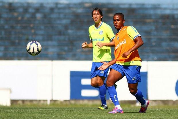 Ap&oacute;s treino fechado, Felip&atilde;o testa Matheus Biteco na lateral