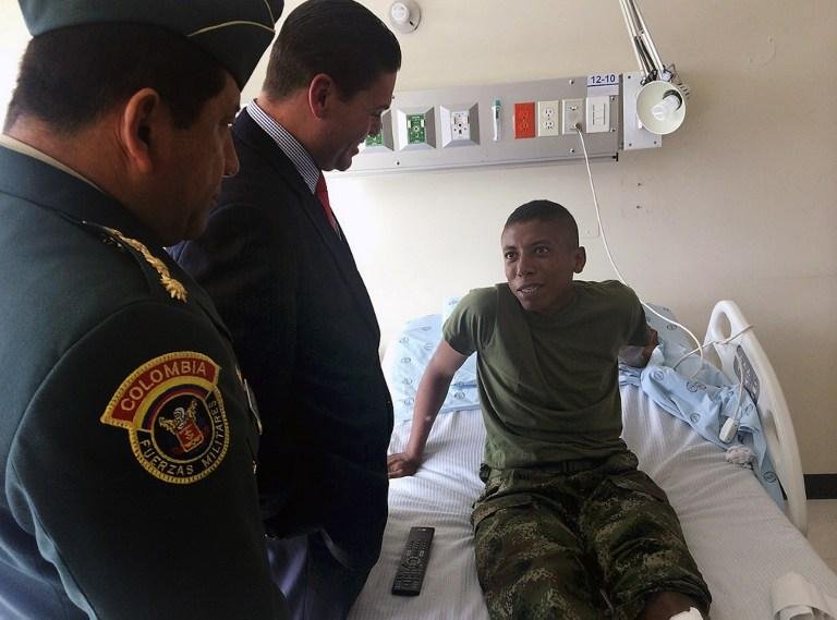 Ministro visita soldado em hospital 