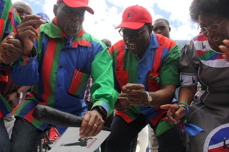 Hage Geingob (ao centro) espera ser eleito presidente