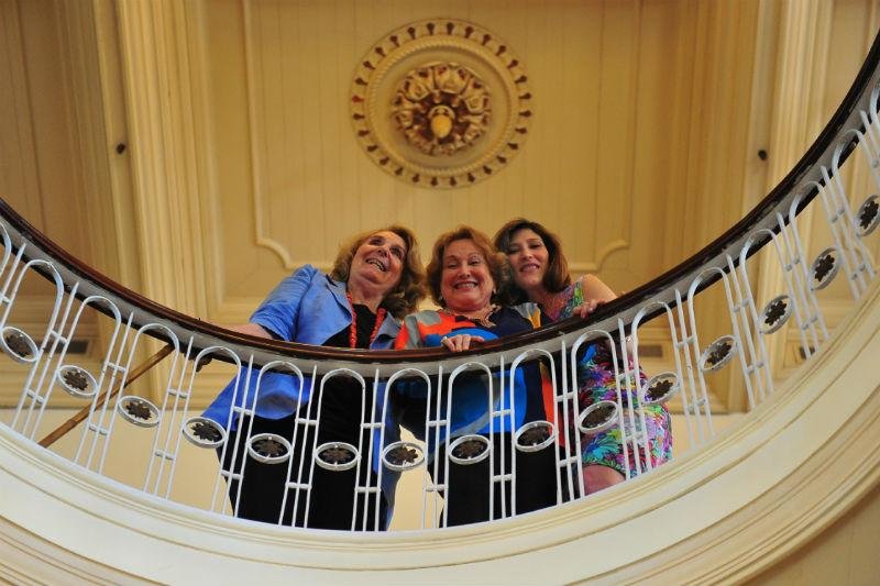 Escritora Lya Luft, atriz Nicette Bruno e sua filha Beth Goulart, diretora do espet&aacute;culo