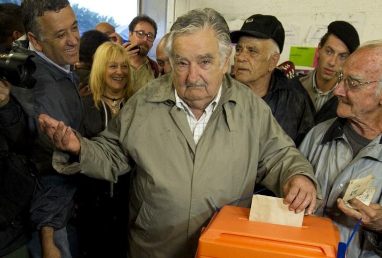 Apesar da chuva, o presidente Jos&eacute; Mujica votou cedo e, desta vez, utilizou um carro oficial para ir at&eacute; a zona eleitoral