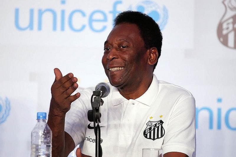 Pel&eacute; ser&aacute; reavaliado na segunda-feira, mas Rei segue em recupera&ccedil;&atilde;o