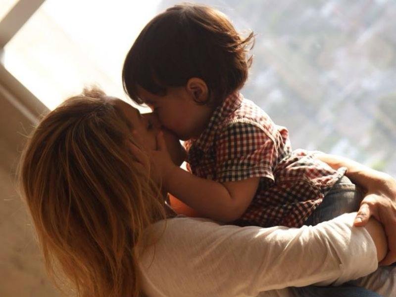 Shakira &eacute; m&atilde;e de Milan e est&aacute; gr&aacute;vida de seu segundo filho da uni&atilde;o com o jogador espanhol Piqu&eacute;