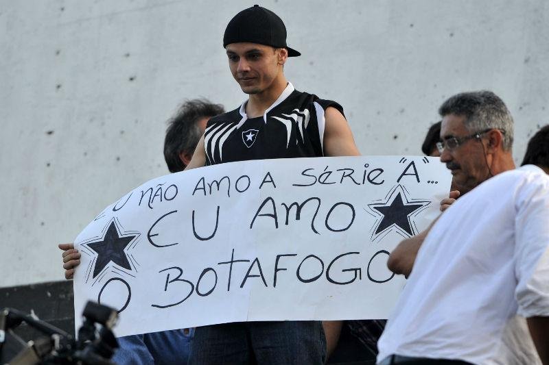 Torcida do Botafogo lamenta novo rebaixamento