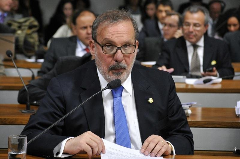 Senador Armando Monteiro Neto assume no lugar de Mauro Borges