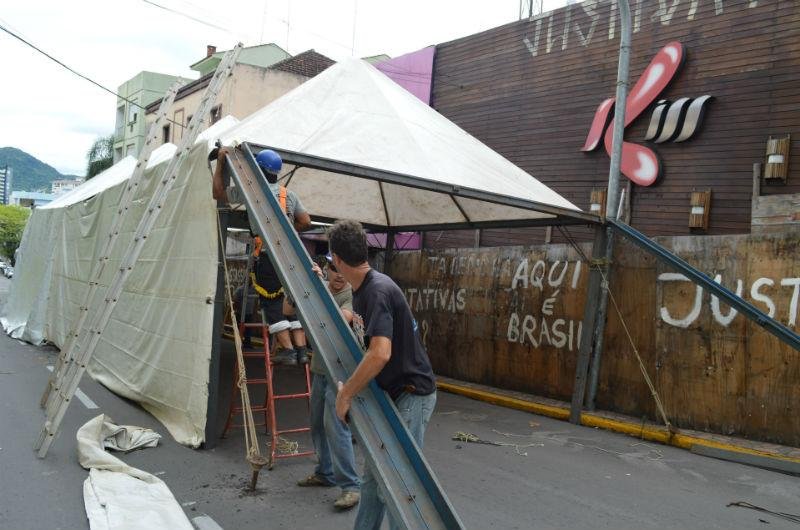 Estrutura que ir&aacute; isolar pr&eacute;dio da Kiss ficar&aacute; pronta nesta tarde 