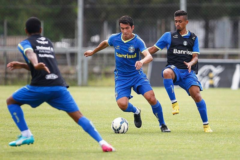 Riveros participou de treino contra o time sub-20