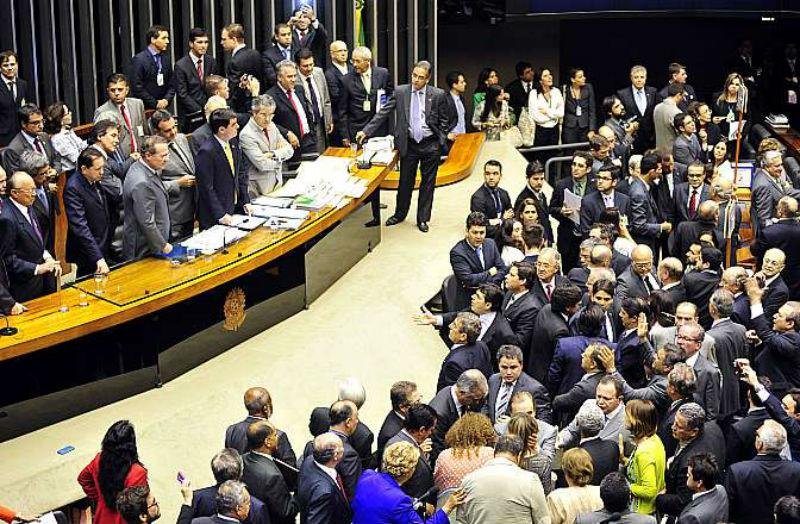 Sess&atilde;o deve ser retomada na manh&atilde; desta quarta-feira, no Congresso