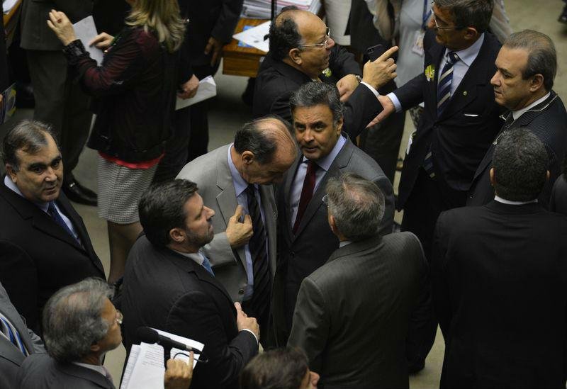 Parlamentares da oposi&ccedil;&atilde;o se juntaram aos manifestantes na noite dessa ter&ccedil;a-feira 