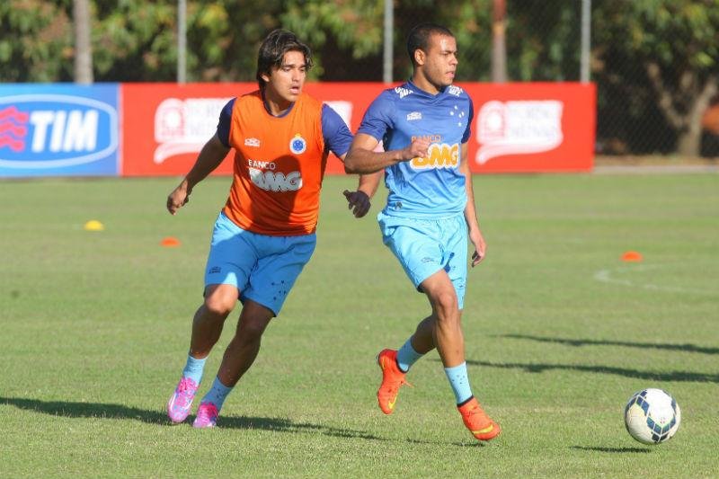 Gr&ecirc;mio pensa em fazer caixa com venda de Moreno e sa&iacute;da de Z&eacute; Roberto 