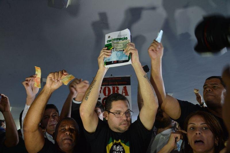 Manifestantes continuam concentrados na portaria principal de acesso ao Congresso Nacional
