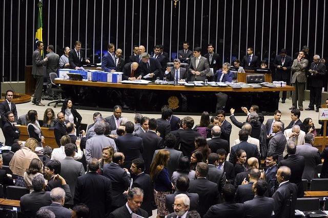 Sess&atilde;o levou mais de 18 horas e &uacute;ltimo destaque n&atilde;o foi votado