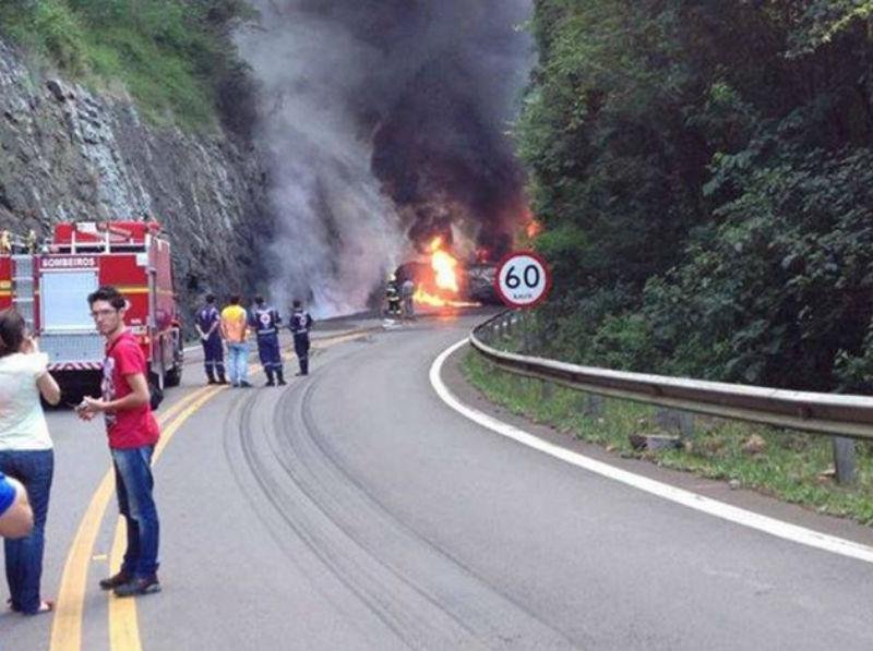Tr&atilde;nsito ficou bloqueado na ERS 122 ap&oacute;s caminh&atilde;o explodir