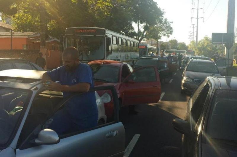 Protesto ocorre no sentido Centro-bairro, ap&oacute;s o cruzamento com a Guilherme Alves