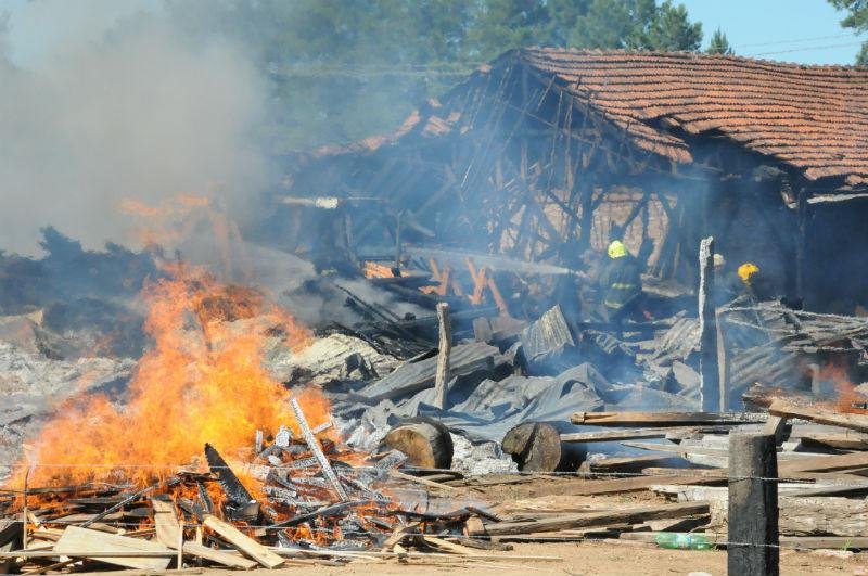 Bombeiros combatem inc&ecirc;ndio em loja de m&oacute;veis na ERS 115