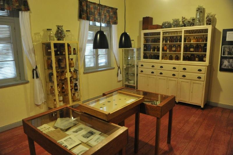 Medicamentos usados antes do avan&ccedil;o do tratamento e fotos de pacientes est&atilde;o no museu