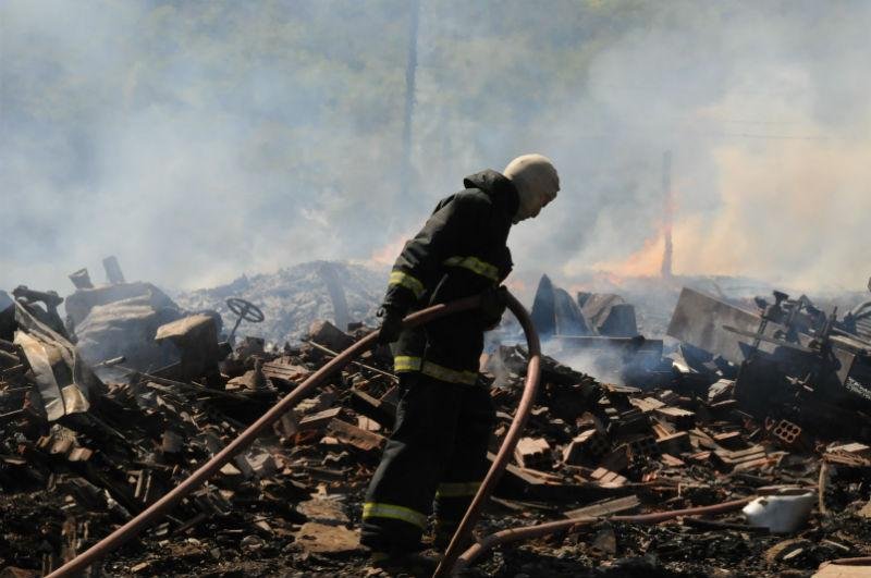 Bombeiros tiveram trabalho para conter o fogo