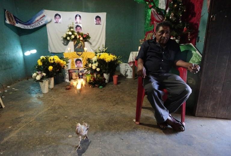 Pai de Alexander Mora montou memorial para filho 
