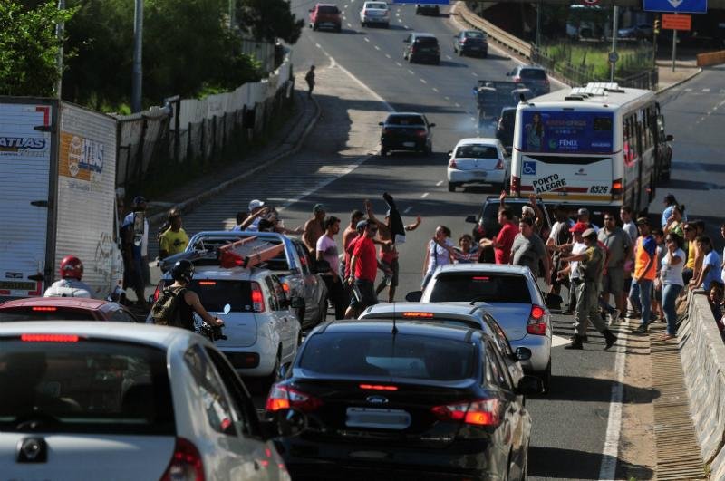 A partir das 10h, os manifestantes liberam o tr&acirc;nsito de dez em dez minutos