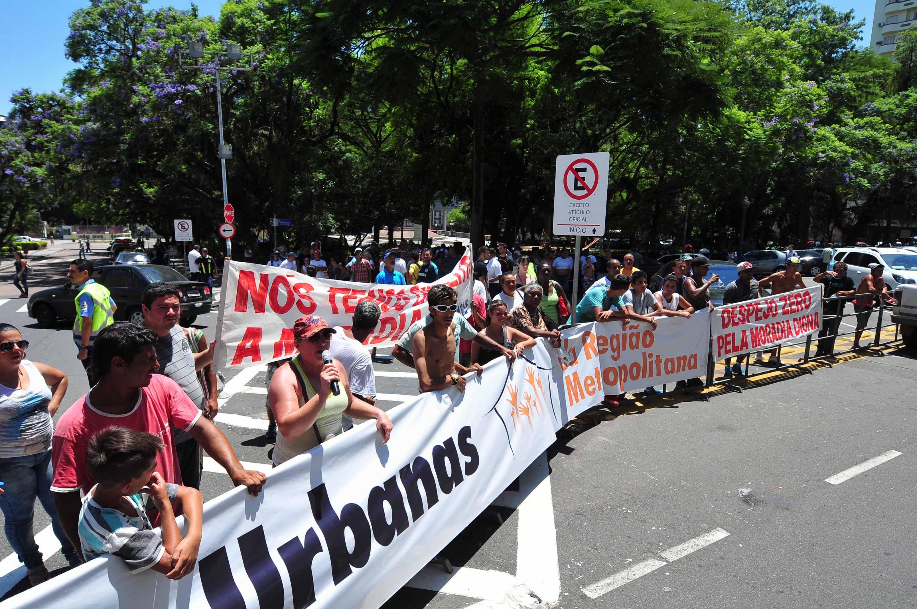 Protesto continua em frente ao Pal&aacute;cio Piratini