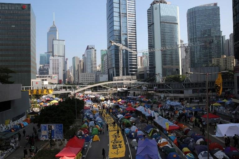 Decis&atilde;o judicial autoriza retirada de manifestantes em Hong Kong