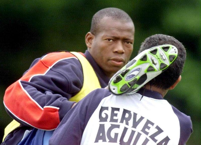 &Iacute;dolo colombiano, Asprilla cogita deixar pa&iacute;s ap&oacute;s amea&ccedil;as