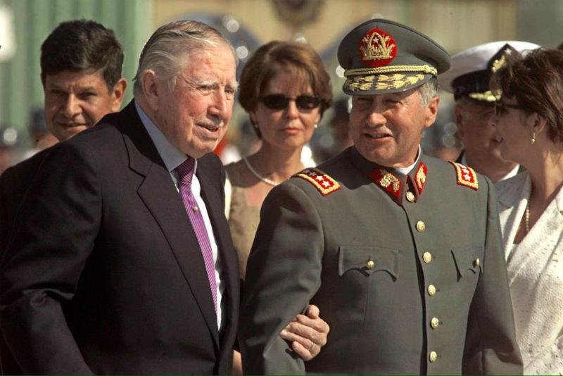 Augusto Pinochet (E) morreu h&aacute; oito anos