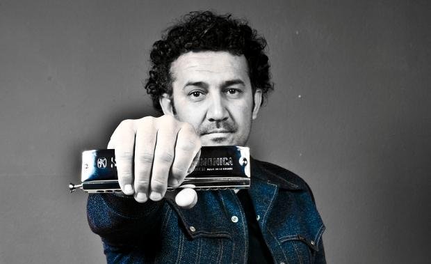 Alex Rossi &eacute; considerado um dos gaitistas de blues mais talentosos do Brasil