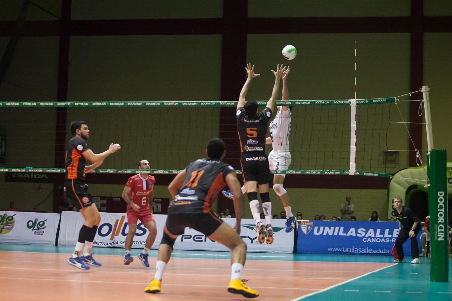 Time vence a Voleisul/Paquet&aacute; Esportes por 3 sets a 2, fora de casa