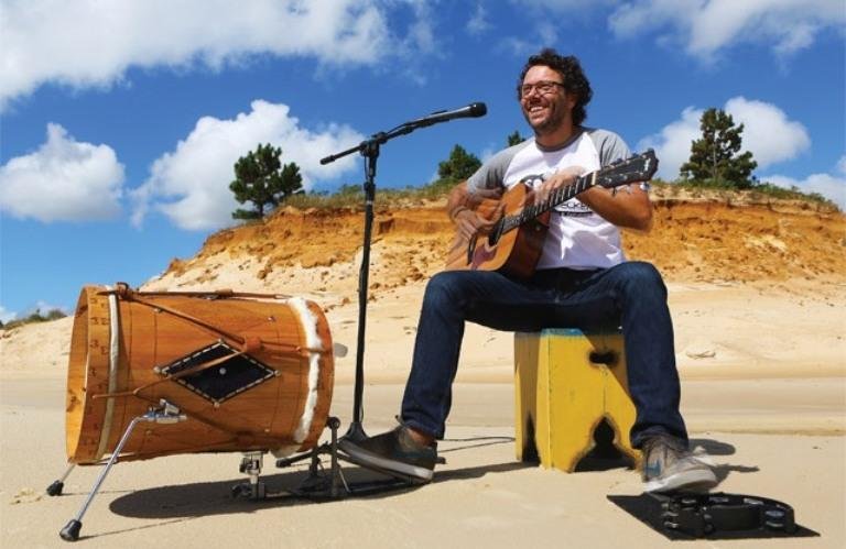 No show, Duca refor&ccedil;a a versatilidade musical que marca sua trajet&oacute;ria