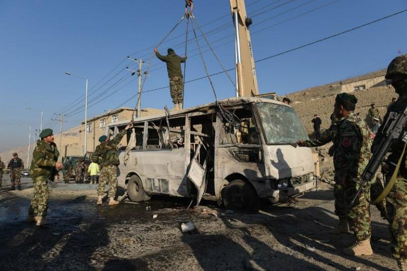 Ataque aconteceu horas depois de um atentado talib&atilde; contra um &ocirc;nibus militar