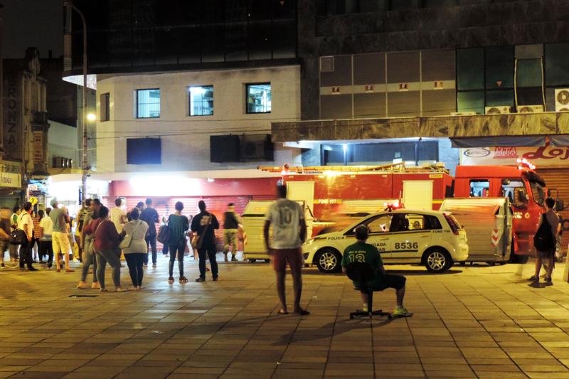 Bombeiros isolaram &aacute;rea pr&oacute;xima &agrave; Pra&ccedil;a XV