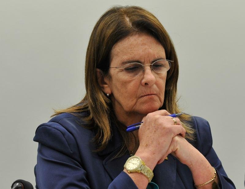Funcion&aacute;ria alertou Gra&ccedil;a Foster sobre desvios na Petrobras, diz jornal